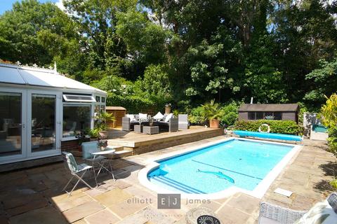 4 Hazelwood, Loughton, IG10 4ET
