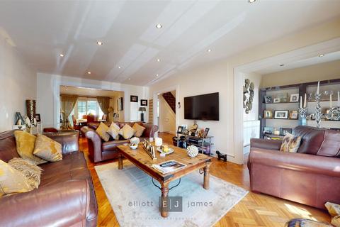 4 Hazelwood, Loughton, IG10 4ET
