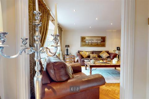 4 Hazelwood, Loughton, IG10 4ET