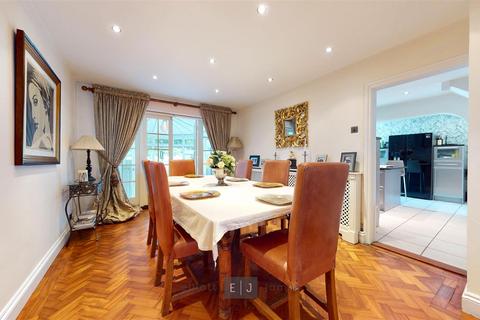 4 Hazelwood, Loughton, IG10 4ET