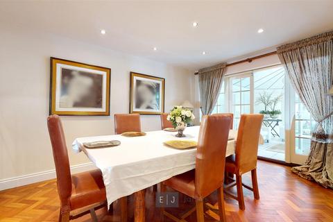 4 Hazelwood, Loughton, IG10 4ET