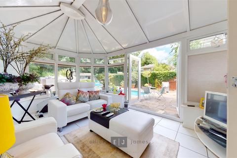 4 Hazelwood, Loughton, IG10 4ET
