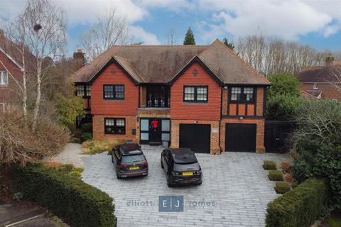 4 bedroom detached house to rent, Treetops View, Loughton IG10