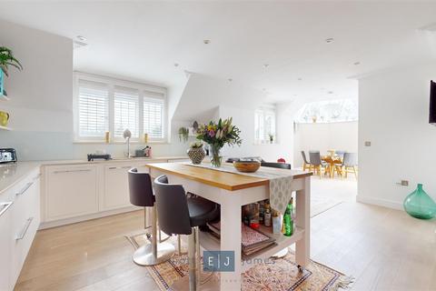3 Greenview, 154 High Road, Chigwell, IG7 5BQ