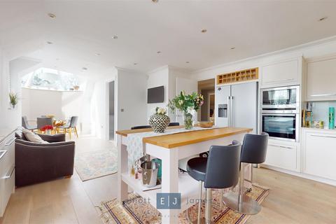 3 Greenview, 154 High Road, Chigwell, IG7 5BQ