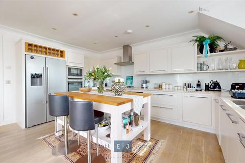 3 Greenview, 154 High Road, Chigwell, IG7 5BQ