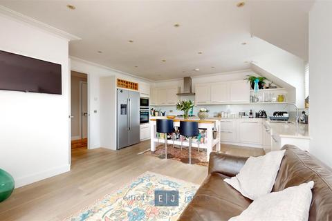 3 Greenview, 154 High Road, Chigwell, IG7 5BQ