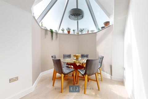 3 Greenview, 154 High Road, Chigwell, IG7 5BQ