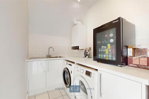 3 Greenview, 154 High Road, Chigwell, IG7 5BQ