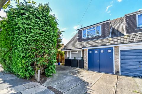 3 bedroom semi-detached bungalow to rent, Darlinghurst Grove, Leigh-On-Sea SS9