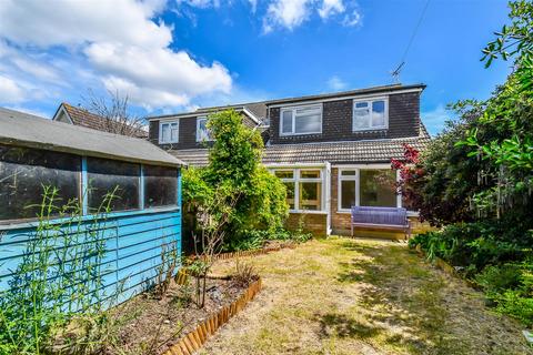 3 bedroom semi-detached bungalow to rent, Darlinghurst Grove, Leigh-On-Sea SS9