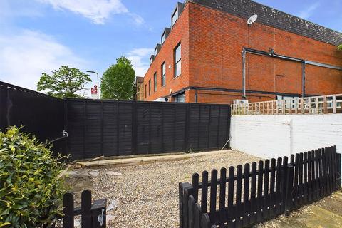 2 The Oaks, Ruislip, HA4 7LF