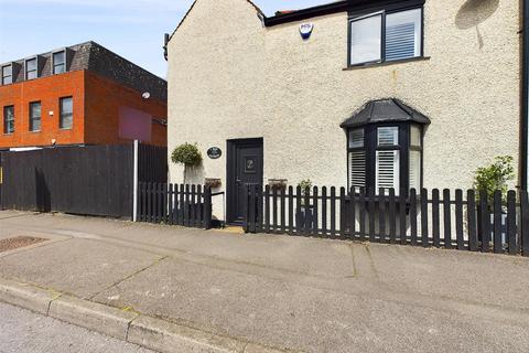 2 The Oaks, Ruislip, HA4 7LF
