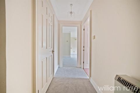 1 bedroom apartment for sale, Chingford Lane, Woodford Green IG8