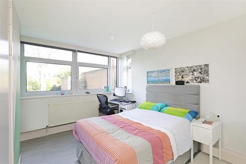 2 bedroom flat to rent, Cotman Close, London
