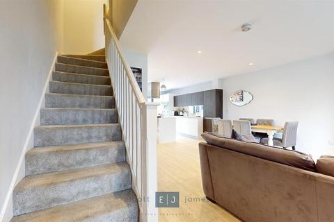 3 bedroom terraced house for sale, Park View, Chigwell IG7