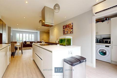 25 Park View, Chigwell, IG7 5EF
