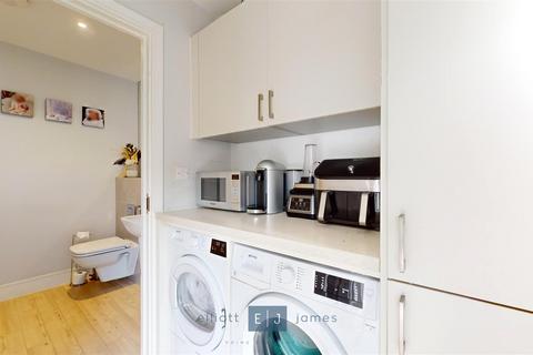 25 Park View, Chigwell, IG7 5EF