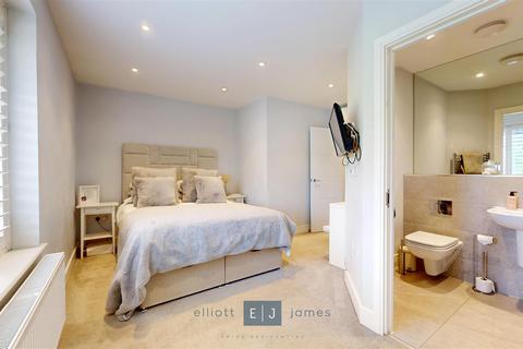 25 Park View, Chigwell, IG7 5EF