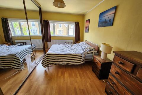 2 bedroom maisonette for sale, Queens Grove Road, London