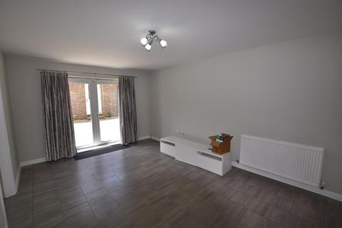 3 bedroom end of terrace house to rent, Riggers Way, Hailsham