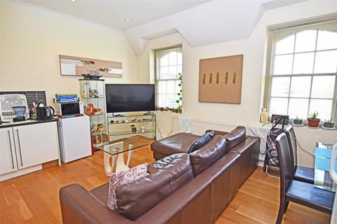 2 bedroom apartment to rent, Borough Road, Isleworth