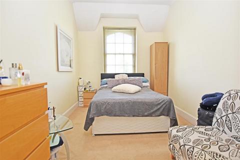 2 bedroom apartment to rent, Borough Road, Isleworth