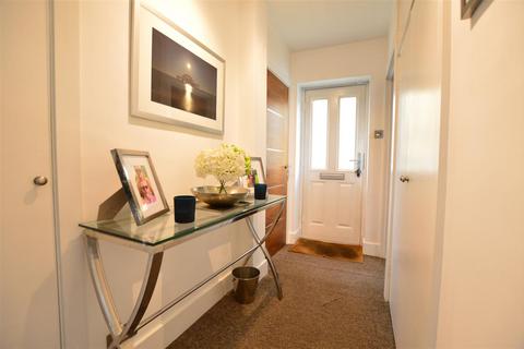 2 bedroom maisonette to rent, Crofthill Road, Slough