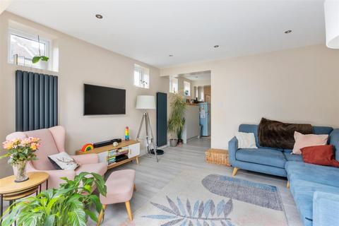 1 Queens Road, Morden, SM4 5DF