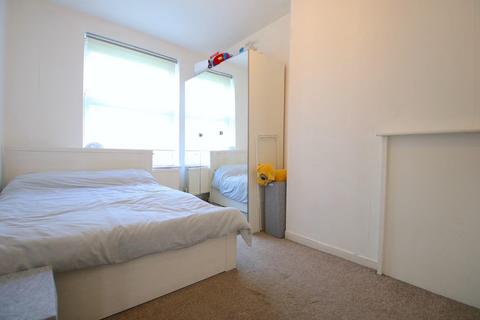 4 bedroom flat to rent, Bromley High Street, London E3