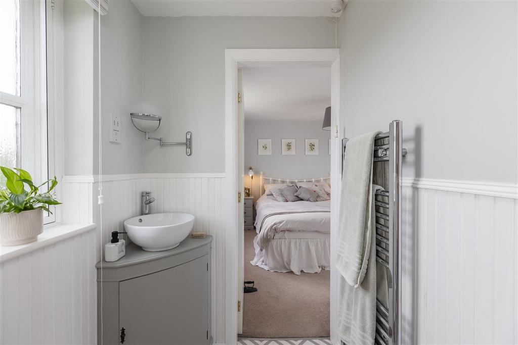 Dale Cottage Bedroom 1-6[1].jpg