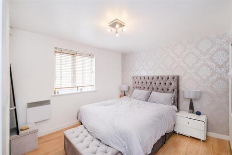 37 Alveston Square, London, E18 1AQ