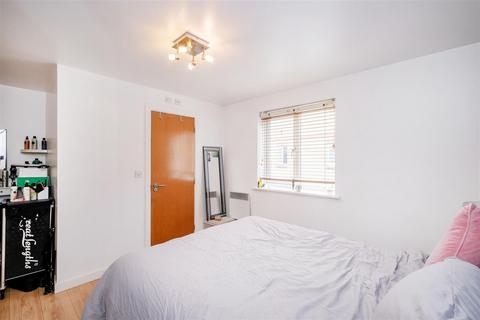37 Alveston Square, London, E18 1AQ
