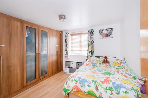 37 Alveston Square, London, E18 1AQ