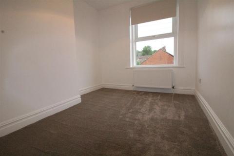 2 bedroom terraced house to rent, Bradford Road, Batley