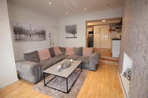 1 bedroom end of terrace house for sale, Carlinghow Hill, Batley
