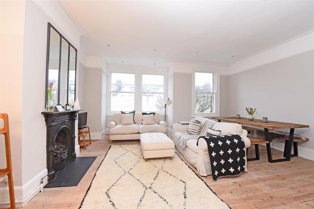 Second Avenue, Mortlake, SW14 3 bed flat £3,200 pcm (£738 pw)