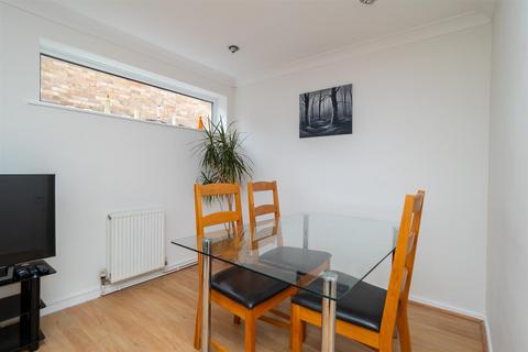 2 bedroom apartment for sale, Westbourne Avenue, Cheam, Sutton