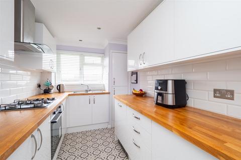 2 bedroom apartment for sale, Westbourne Avenue, Cheam, Sutton