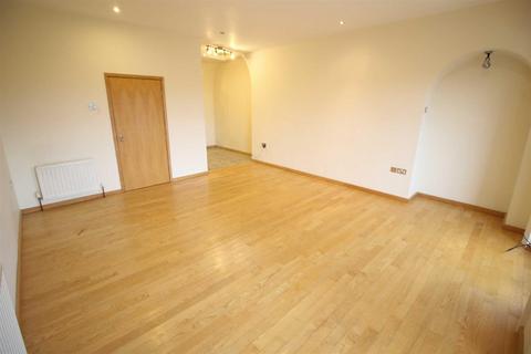 3 bedroom flat to rent, Priors Terrace, North Shields