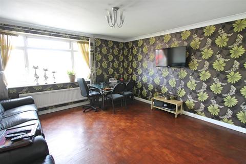 2 bedroom flat for sale, Harcourt Road, Bushey WD23