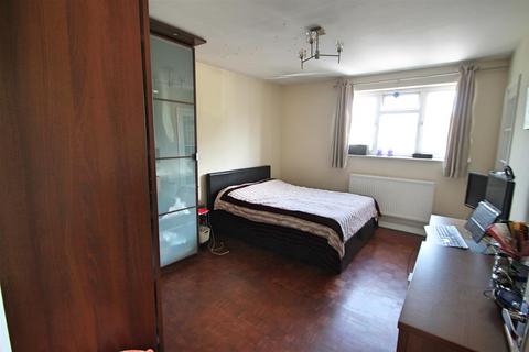 2 bedroom flat for sale, Harcourt Road, Bushey WD23