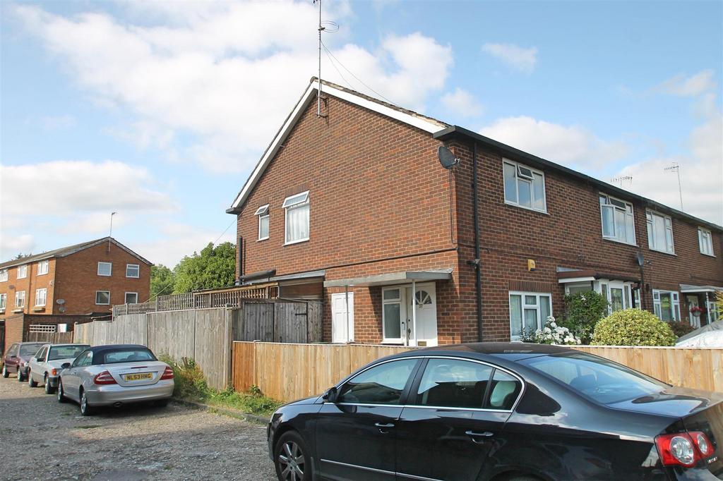 Harcourt Road, Bushey WD23 2 bed flat for sale £349,950