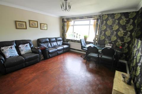 2 bedroom flat for sale, Harcourt Road, Bushey WD23