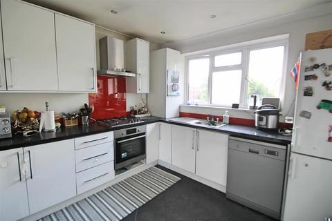 2 bedroom flat for sale, Harcourt Road, Bushey WD23