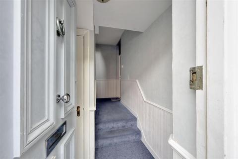 2 bedroom flat to rent, Mackeson Road, London