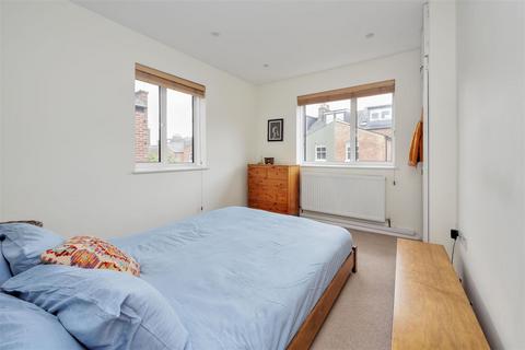 2 bedroom flat to rent, Mackeson Road, London