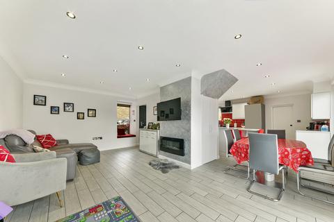 3 bedroom house to rent, Littlecote Close, SW19