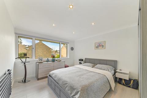 3 bedroom house to rent, Littlecote Close, SW19