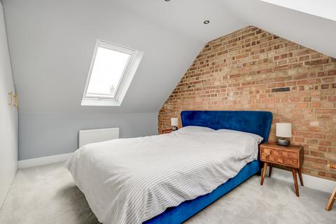3 bedroom maisonette to rent, Godley Road, SW18